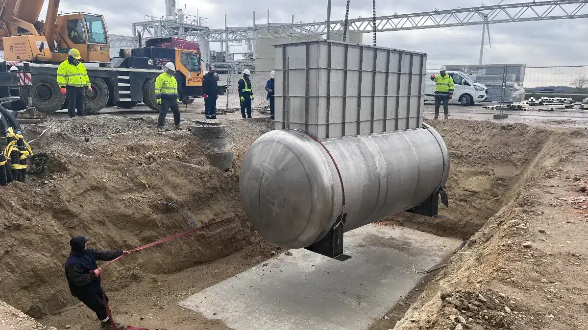 Kültéri, földbe süllyesztett 20 m³-es vegyipari tartály, szerviz nyílással – Duna Steel Tech