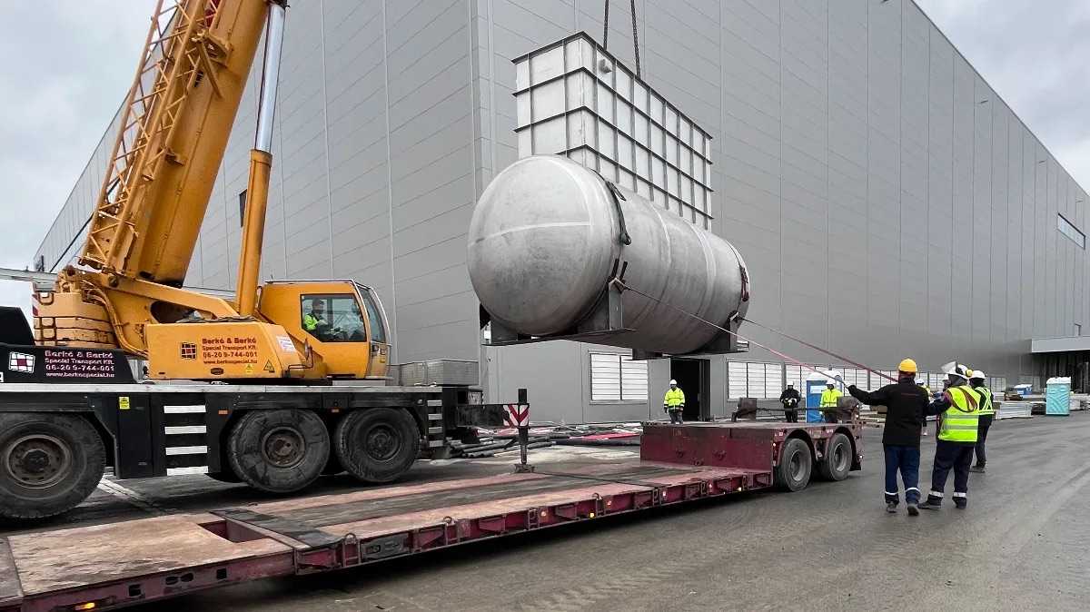 Kültéri, 20 m³-es vegyipari tartály, daruzása – Duna Steel Tech