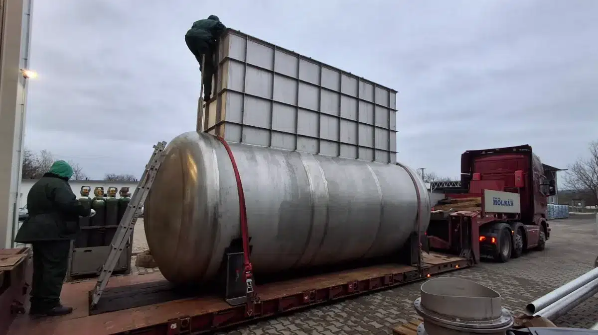 Kültéri, 20 m³-es szennyvíz tartály, speciális szállítása – Duna Steel Tech